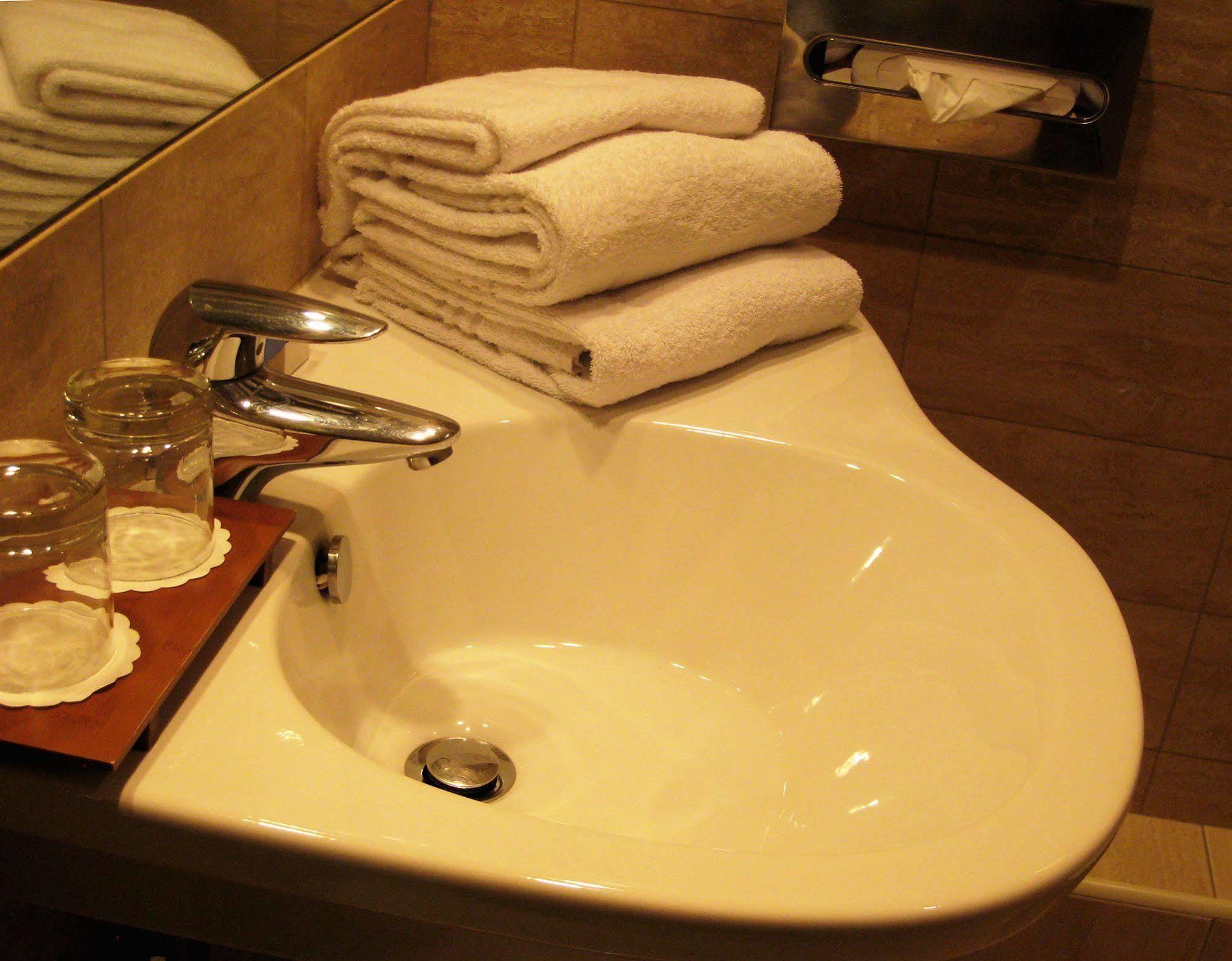 Le Grand Monarque Hotel Melun Luaran gambar